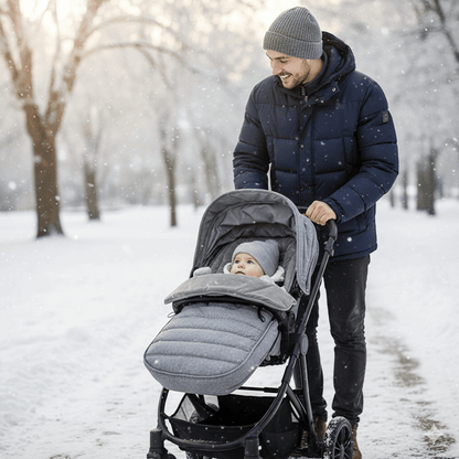 papa promenant bebe sous la neige chanceliere grise